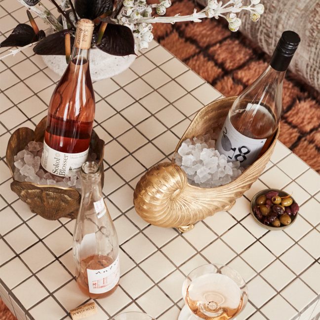 Palma dining table with bottles of rose